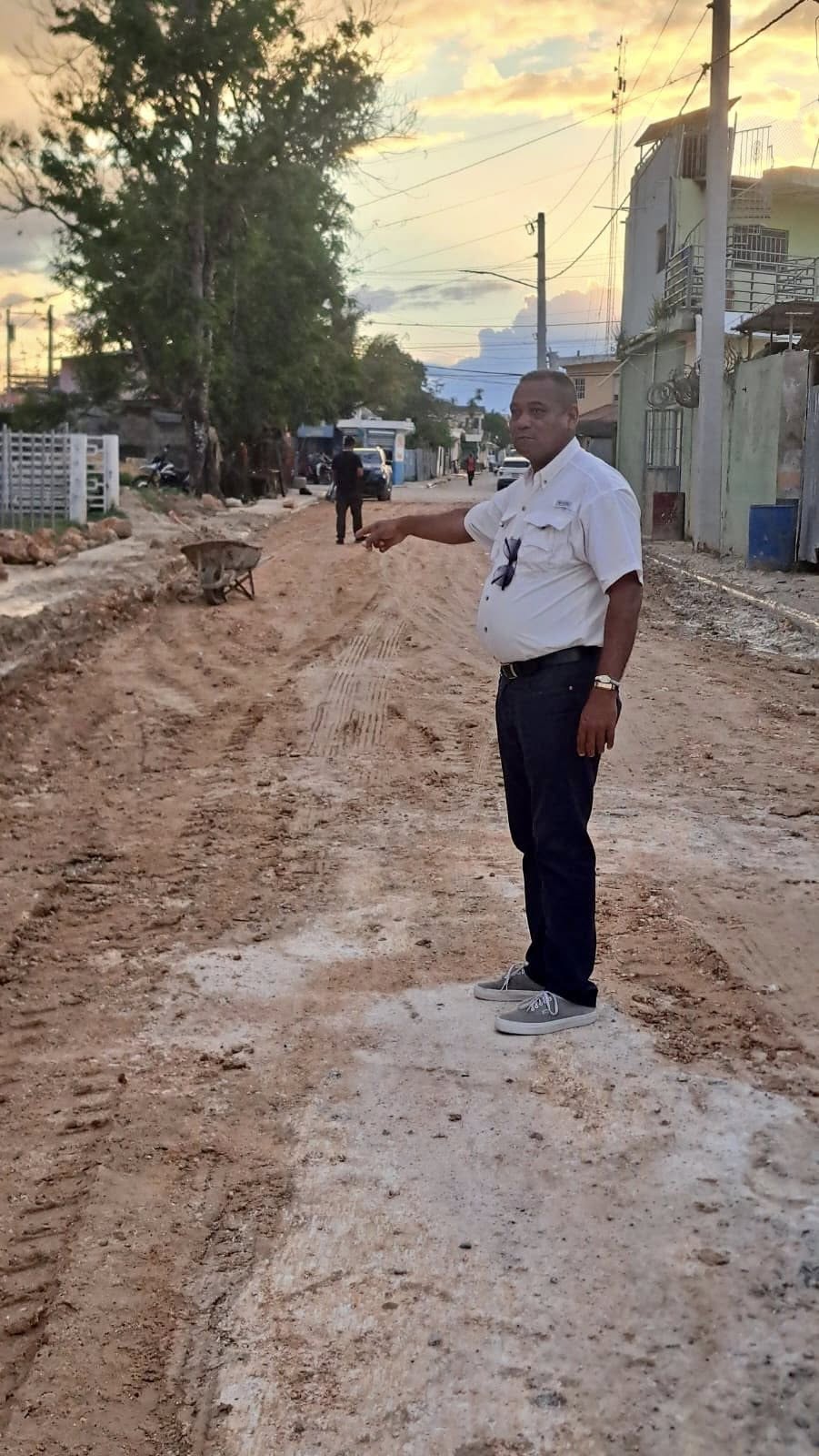 ALCALDE JUAN RAFAEL VENTURA DISPONE ARREGLO DE CALLES EN EL BARRIO LA PALMA