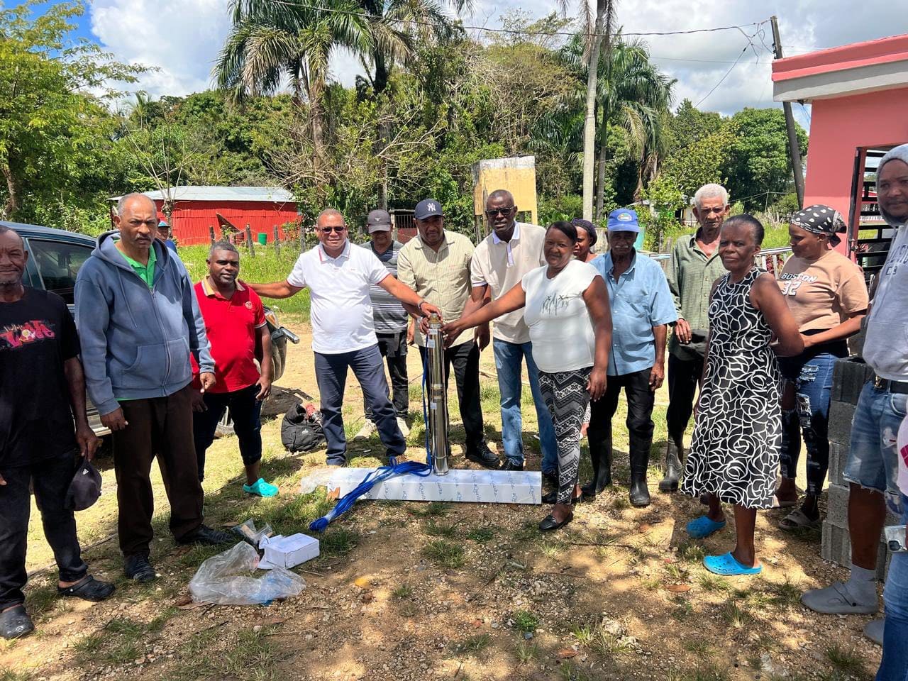 ALCALDE JUAN RAFAEL VENTURA REALIZA ENTREGA DE BOMBA SUMERGIBLE EN COMUNIDAD DE CANARIO