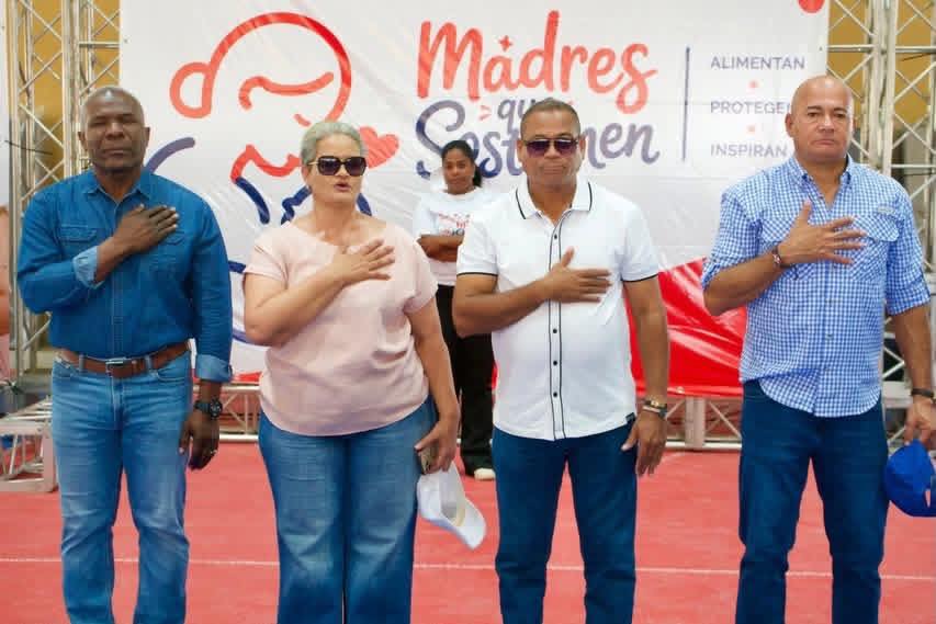 La gobernadora Provincial junto al Alcalde Juan Rafael Ventura llevaron alegría a las madres de Los Llanos.